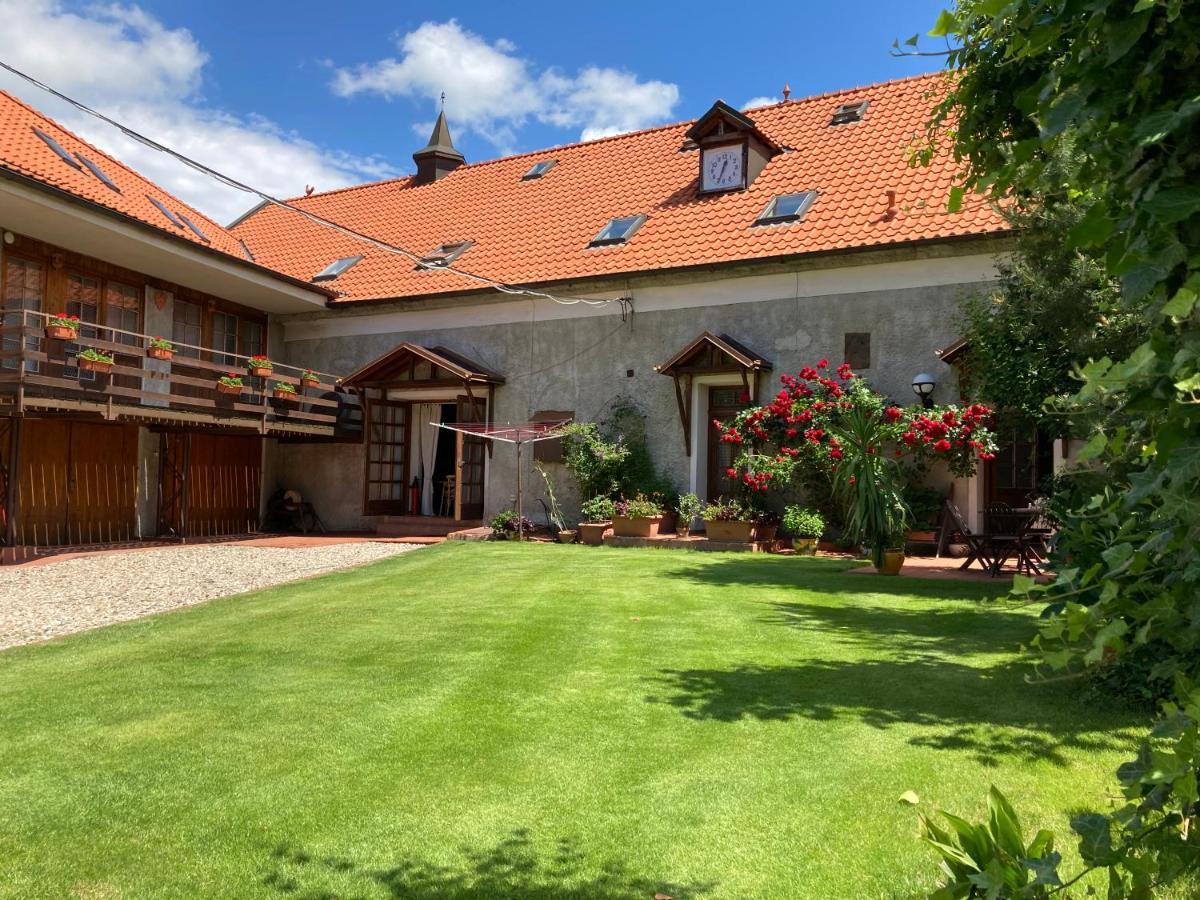 Penzion U Svateho Prokopa Středokluky Buitenkant foto